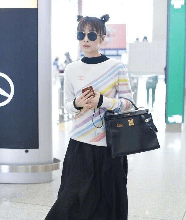 形象 吴昕脸蛋是瘦了不少,但小腿还是挺粗壮的,感觉像是没脚腕