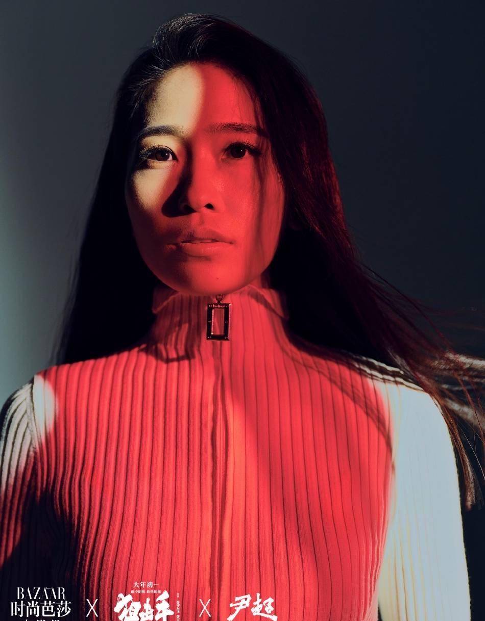 合体 张艺谋头发白了一大半，和女儿合体拍大片，张末鼻子和他长得真像