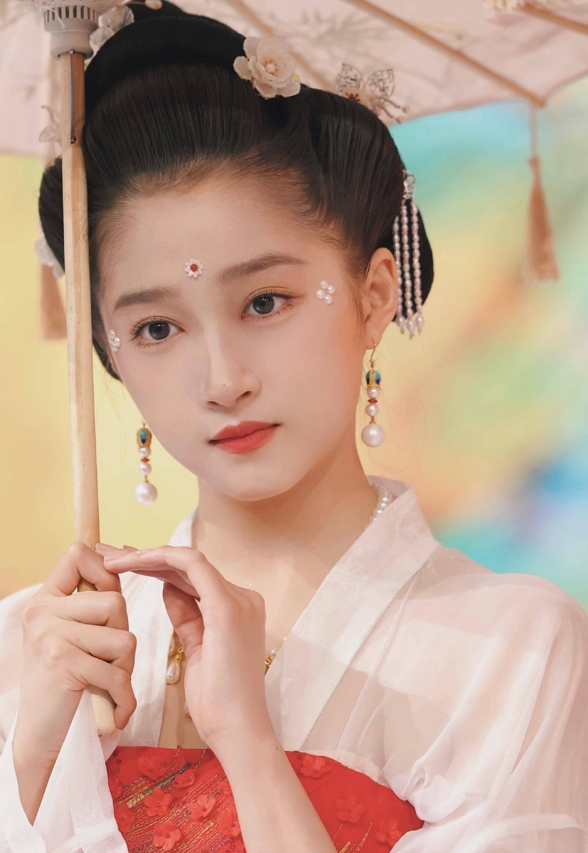 关旭关晓彤把《王牌对王牌》的造型挖走吧！这可比她的红毯出彩多了