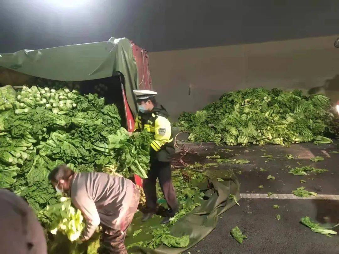 貨車側翻菜落一地民警充當搬運工