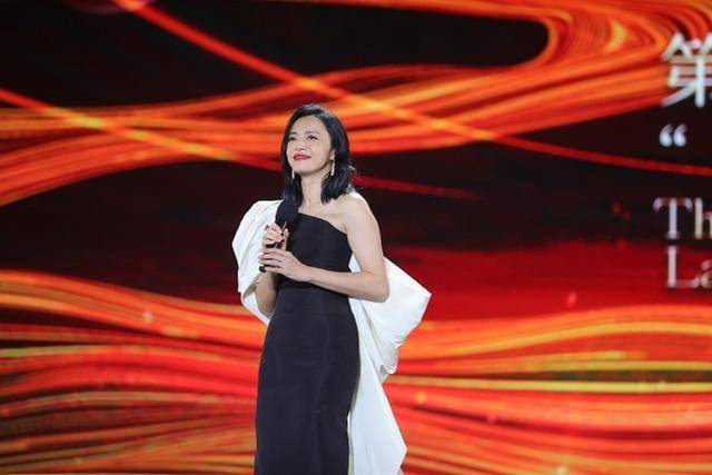 个性 姚晨的抹胸长裙真有个性,从头到尾都有纽扣,高开叉显得身材很好