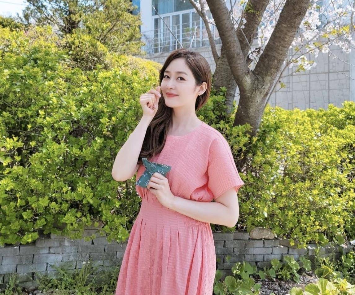 41岁成宥利产后首晒照近照鲜花挡肚四肢略肿当妈后少女感不改