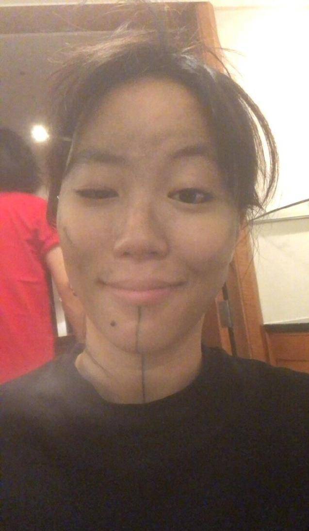 黑色窦靖童最近和黑色较上劲了模仿妈妈王菲喜力演唱会经典黑色眼妆