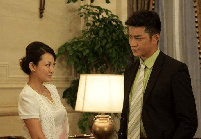 "申公豹"张明明晒《少林足球》旧照,合影中的周星驰真年轻!