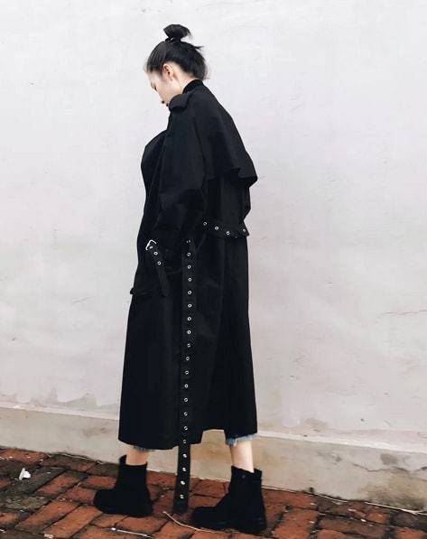 帆布鞋 女人穿风衣尽量不要配长靴！学习这样搭配，时髦还减龄