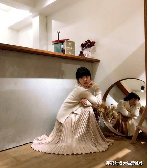 娃娃脸 这婚真是离对了!福原爱穿百褶连衣裙扎马尾辫上班,娃娃脸好上镜