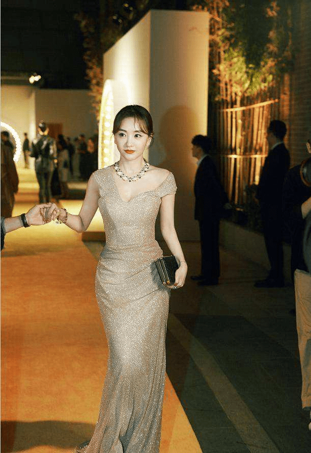 服装 杨蓉的美外国人看了也喜欢,与外国老头牵手拍照,穿得像清纯仙子