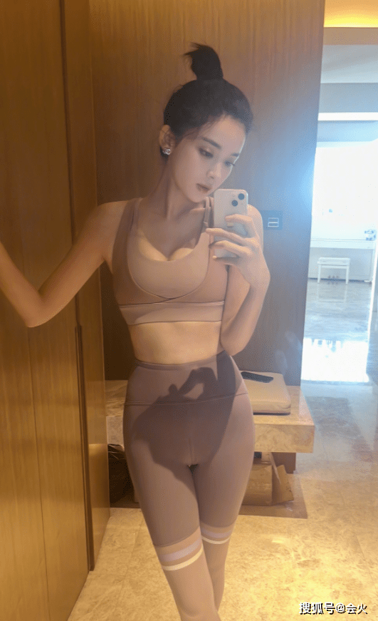 身材29岁娜扎穿运动内衣健身！画浓妆红唇油亮抢镜，皮肤白净无一滴汗