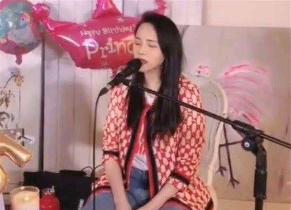 女神伊能静直播少女感依旧，52岁已经是2个孩子的妈，网友：不老女神