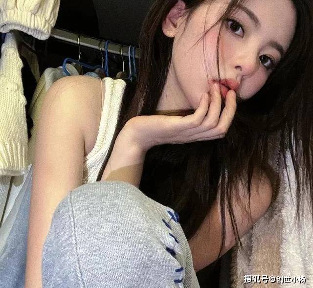 长发杨超越穿白色吊带露脐装秀曼妙身材! 雪肤玉貌太性感撩人