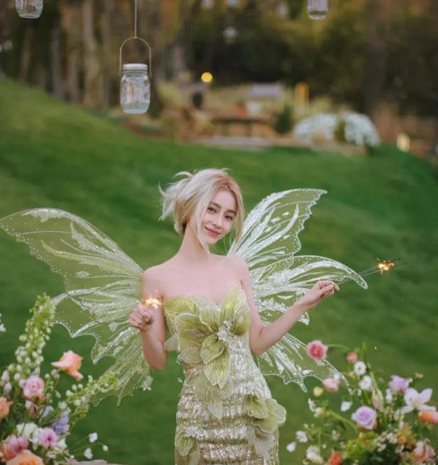 身材Baby精灵妆生图翻车，眼纹遮不住瘦出肋骨，网友：看到想煲汤