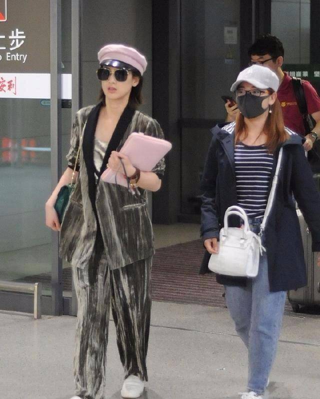 黄圣依 黄圣依到底有多矮？踩10厘米高跟鞋，跟穿着平底鞋的吴昕一般高