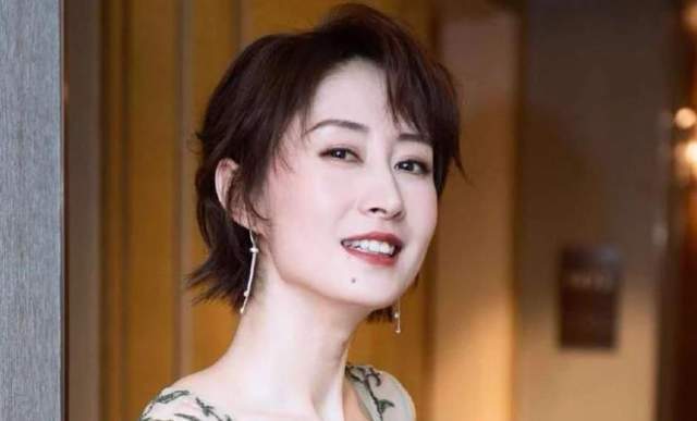 方脸别再追求“瓜子脸”了，这几位明星告诉你，方脸也能美丽大气