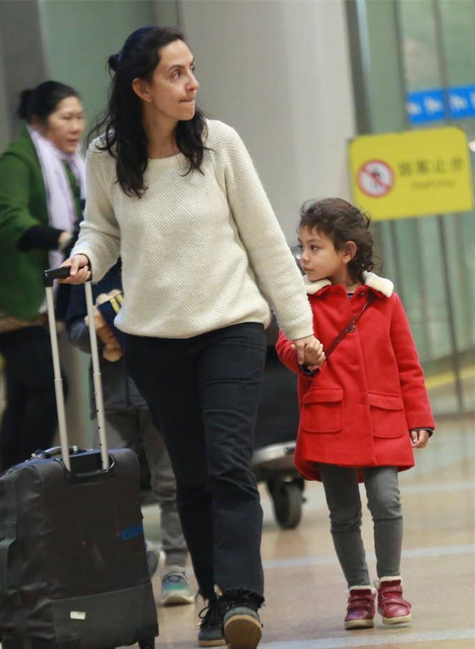 刘烨子 刘烨子携娃走机场，一身黑白配素面朝天超朴素，一对儿女超可爱
