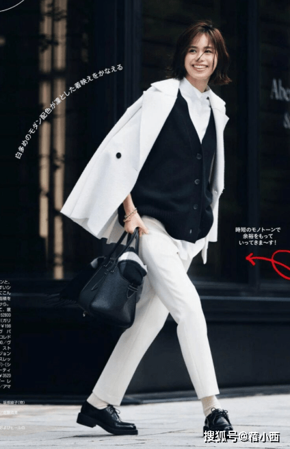 身材 花里胡哨的穿搭已不流行，黑、白简约色才最高级，随便搭都很优雅