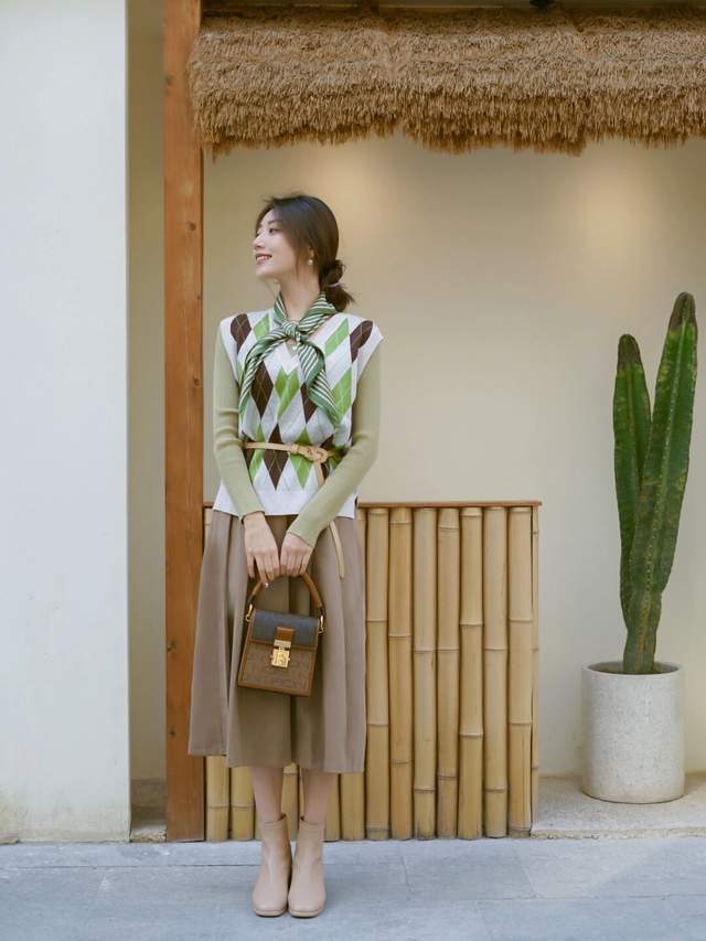 颜色 早春通勤穿搭,背心搭配针织衫简约时髦,提升气质又减龄