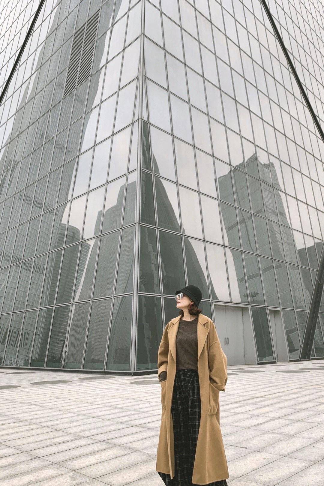 黑色 郭晓东夫妇走机场，42岁程丽莎一身夸张纱裙公主风，老公太接地气