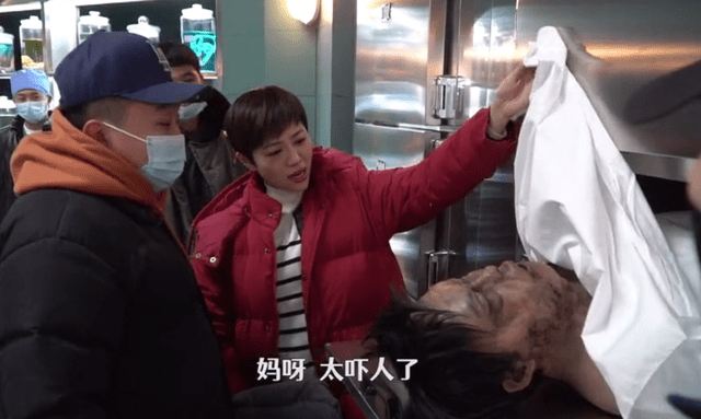 张龄心打开停尸柜,一掀白布,被"尸体"吓了一大跳.