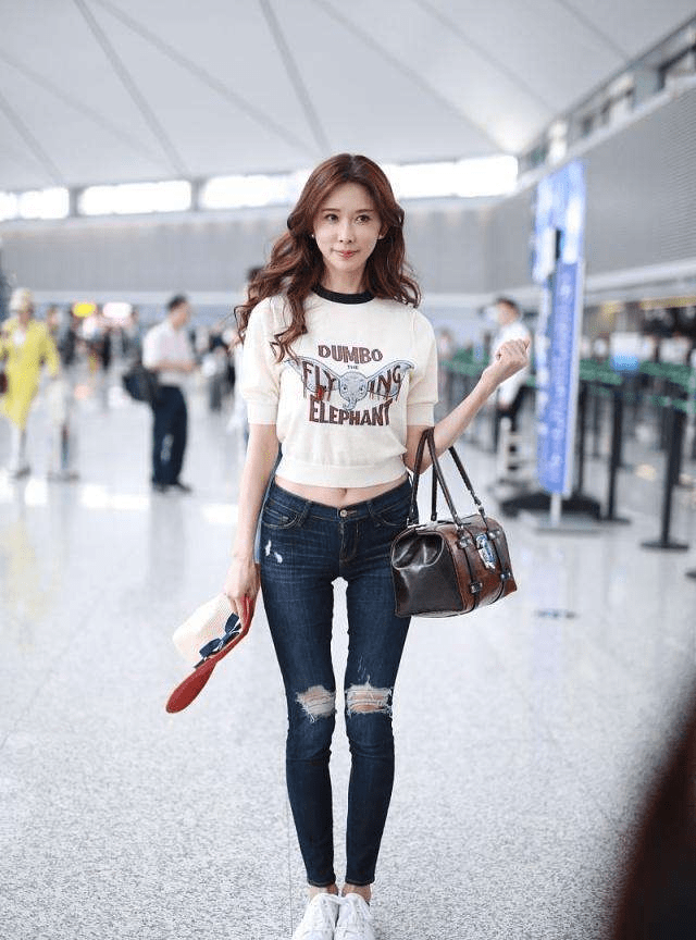 林志玲 快50的林志玲也扛不住时光，面部丰盈却显憔悴，身材保养得不错