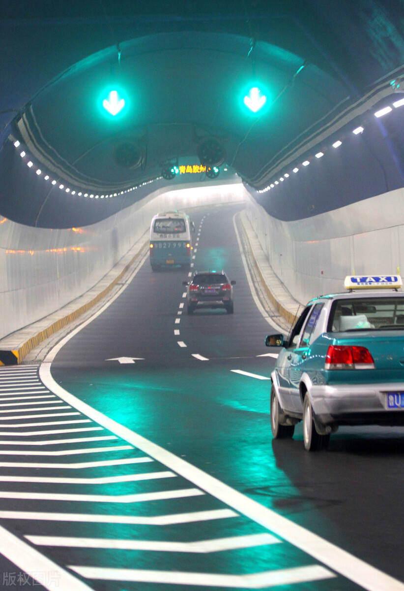 大海之中满满的都是水海底隧道是如何修建的佩服工程师的智慧