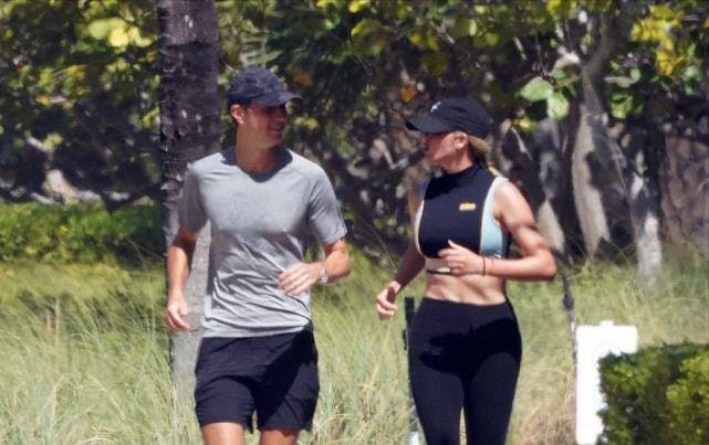 伊万卡和老公晨跑好恩爱她穿露腰装秀搓衣板腹肌太耀眼了