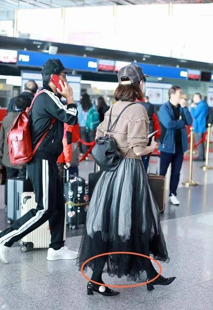 黑色 郭晓东夫妇走机场，42岁程丽莎一身夸张纱裙公主风，老公太接地气