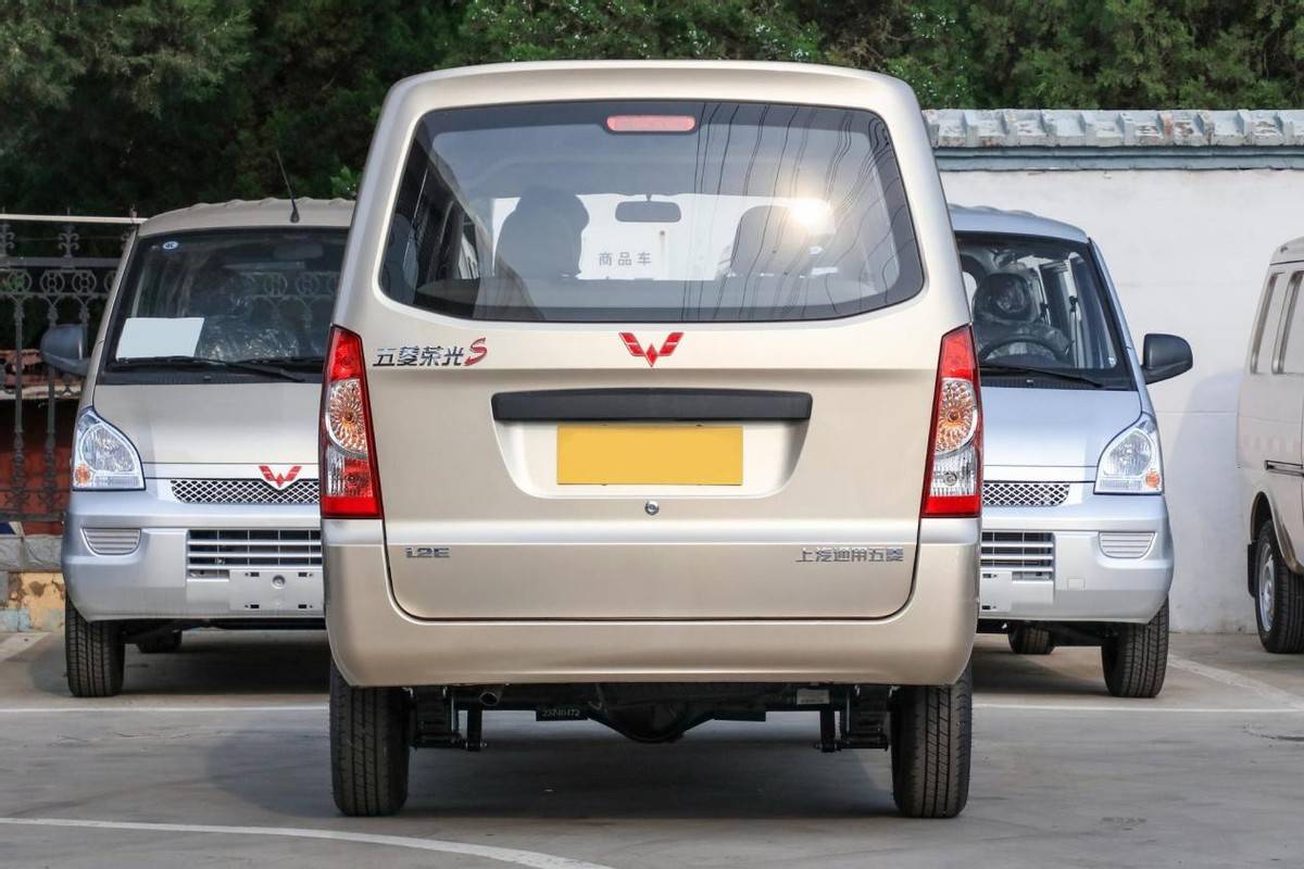 中置后驱带侧滑门能载人可拉货407万的五菱荣光值得买吗