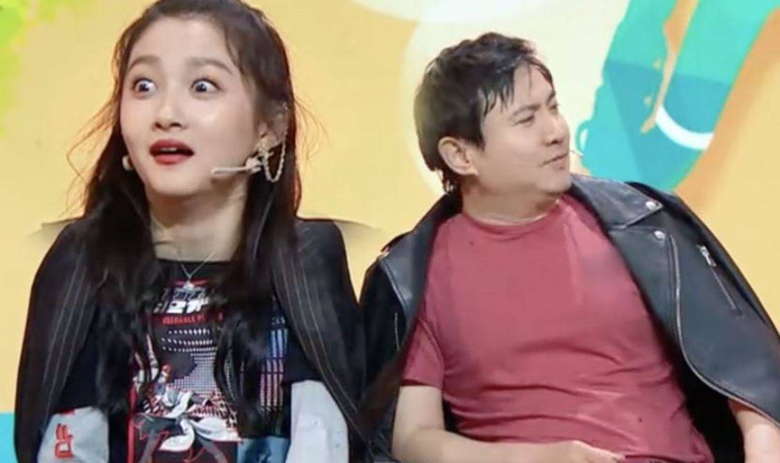 张小斐|关晓彤穿空姐服，一双大长腿太显眼，和张小斐同款坐姿更显迷人