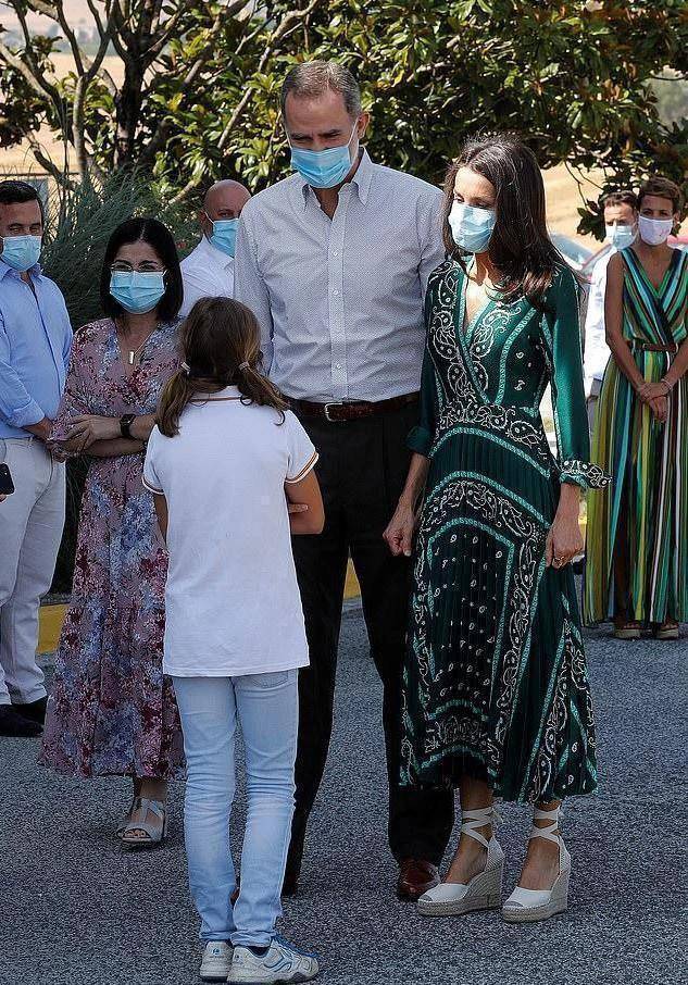 高跟鞋 见过世面的女人不会总穿凉鞋,看西班牙王后就知道,这三种是首选