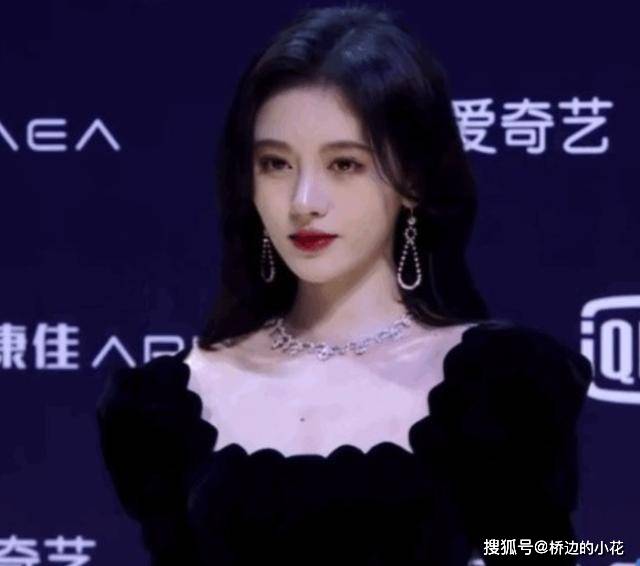 颜色蜜桃妆过时了，会撩人的小姐姐都在用“渣女妆”，直男看了都动心