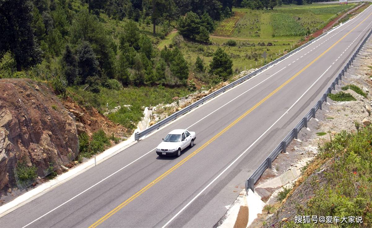 比如上图这个下坡路,我认为坡度已经足够大了,即便如此我在时速80的