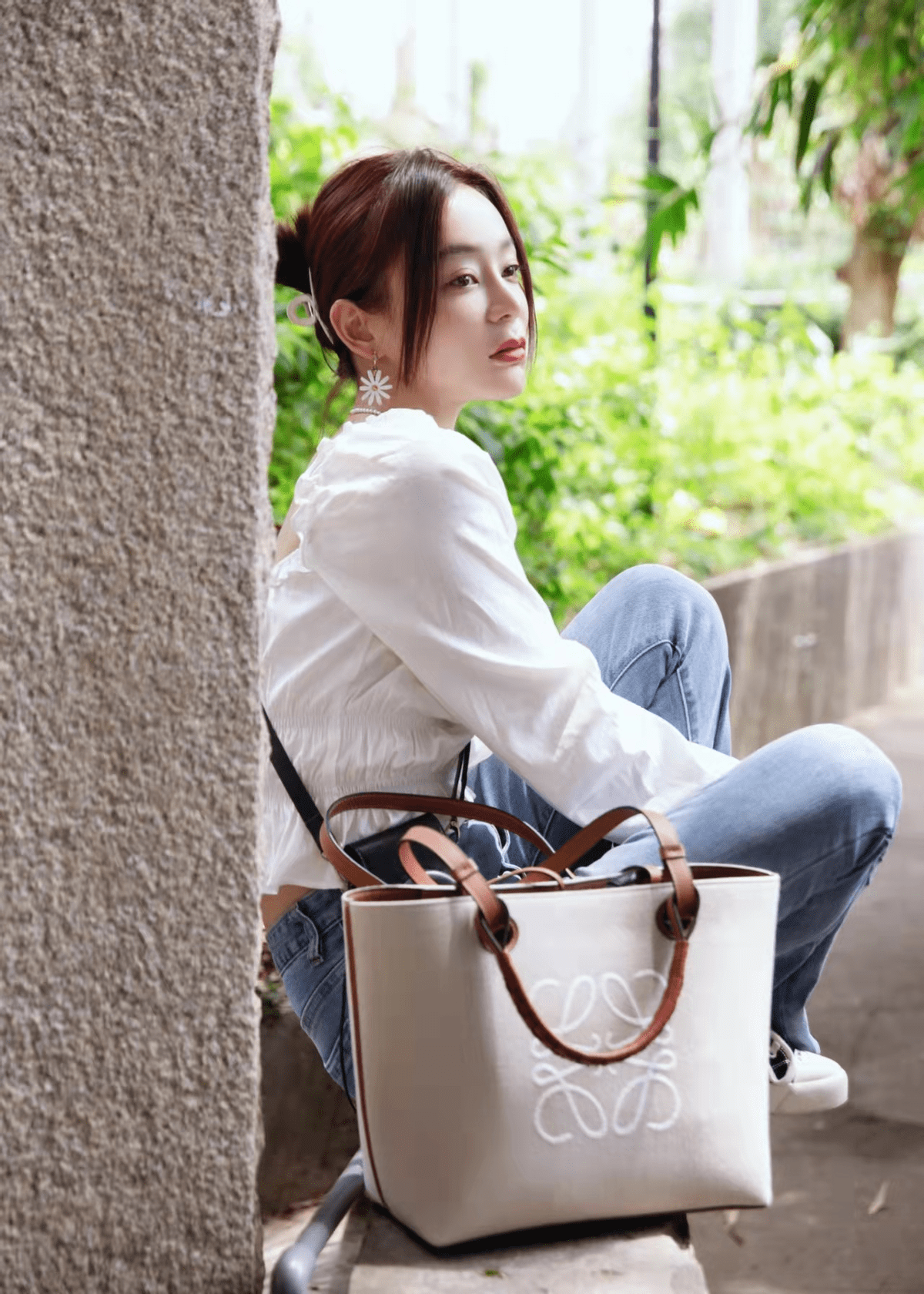 棕色 袁姗姗穿牛仔很好看！一身牛仔衣雨中拍照，背棕色包包气质满分