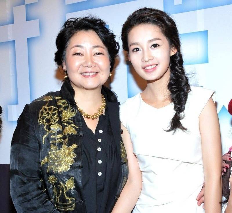 卷发53岁的萨日娜身材微胖也时髦，烫卷发穿长裙，妈妈们照着穿很优雅