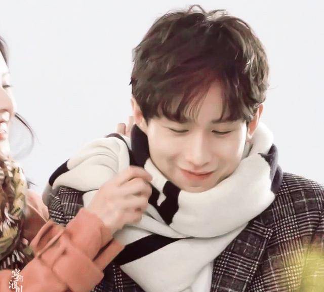 活动 成毅出席线下活动，生图和精修图差别大，31岁的他长这样