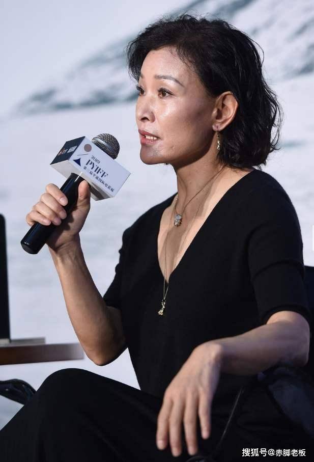 盛装 当陈冲穿优雅小黑裙，同框盛装打扮的张瑜，气质一个明艳一个清冷