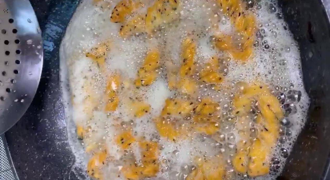 方法|1款香酥诱人的小零食，口感香甜酥脆可口，做法简单成品类似麻花