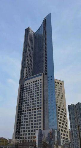 在青岛,"q1大厦"或者"财富中心"的地名多数青岛人都会表示从没听说过