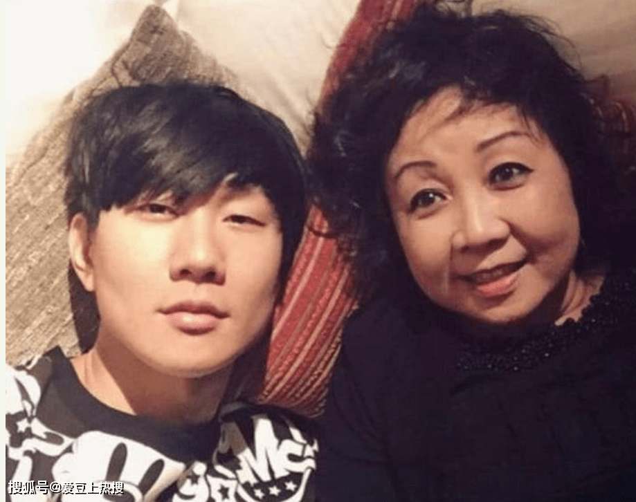 林俊杰的哥哥林俊峰穿得更加休闲,深色短袖加卡其色短裤,看起来非常随