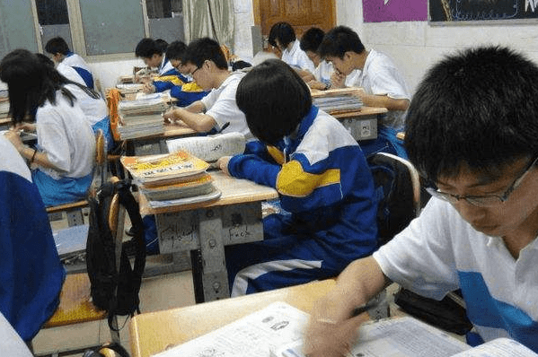 三个阶段|女生将写好的作业借给前桌抄，前桌递回零食，结局叫人笑不活了