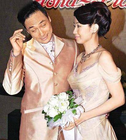 而王丽萍也是一个非常贤惠,体贴自己老公的妻子,吴镇宇每次花大钱买