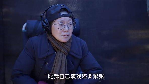 黑色 闫妮参加首映礼不装了，素面朝天不遮遮掩掩，50岁老态自然真实！