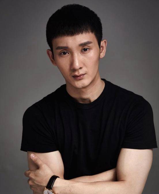 不忘带着自己的小儿子,让他在剧中演了一个角色,就是饰演魏东亭小时候