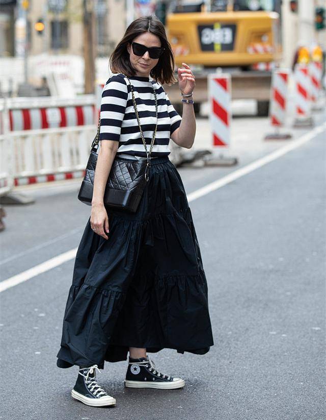 黑色 谢娜产后现身，T恤配半裙却有股少女感，就是裙子里套袜裤看不懂