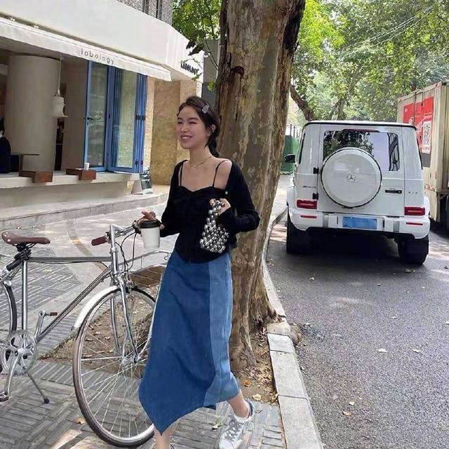 黑色 谢娜产后现身，T恤配半裙却有股少女感，就是裙子里套袜裤看不懂