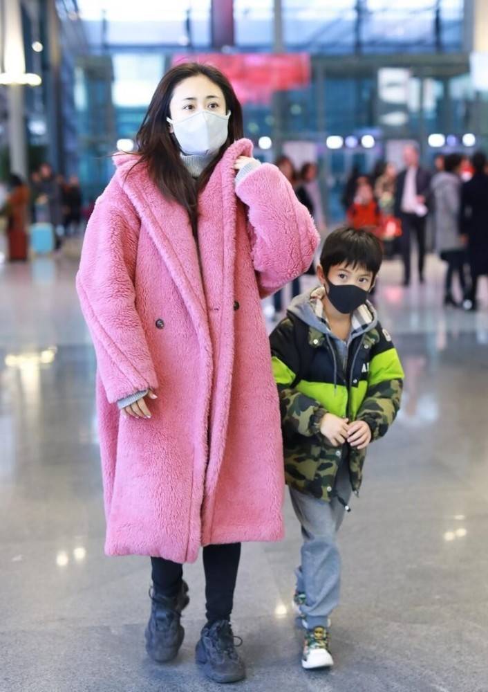 荧光 刘芸一家三口同框挺幸福，穿衣看出多有气质，粉色大衣甜美又减龄