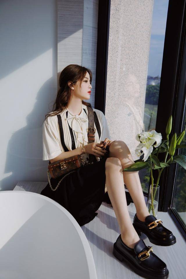 个性 欧阳娜娜彻底放开了,夏天穿毛衣,还搭条背心,结果美出了新高度