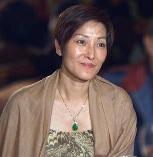 着自己很高的地位,而人们提起朱锡珍,她也只有一个"曾志伟"老婆的称呼