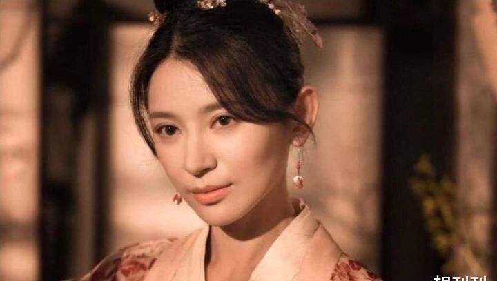 单眼皮内娱最假双眼皮PK，就差割到脑门了，生怕别人看不出是割的？