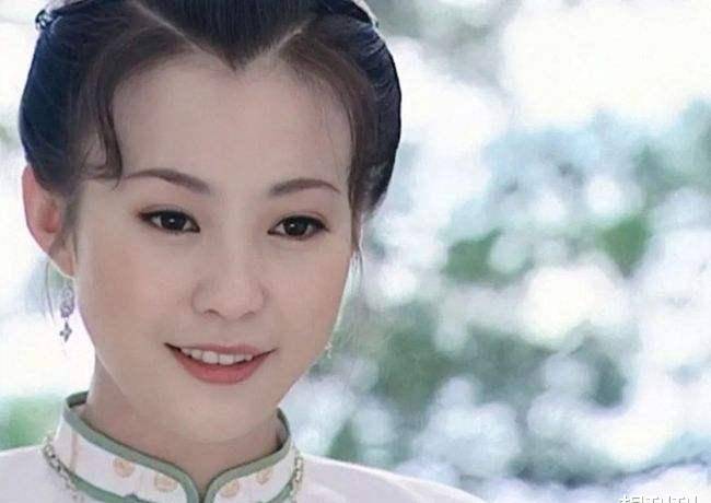 单眼皮内娱最假双眼皮PK，就差割到脑门了，生怕别人看不出是割的？