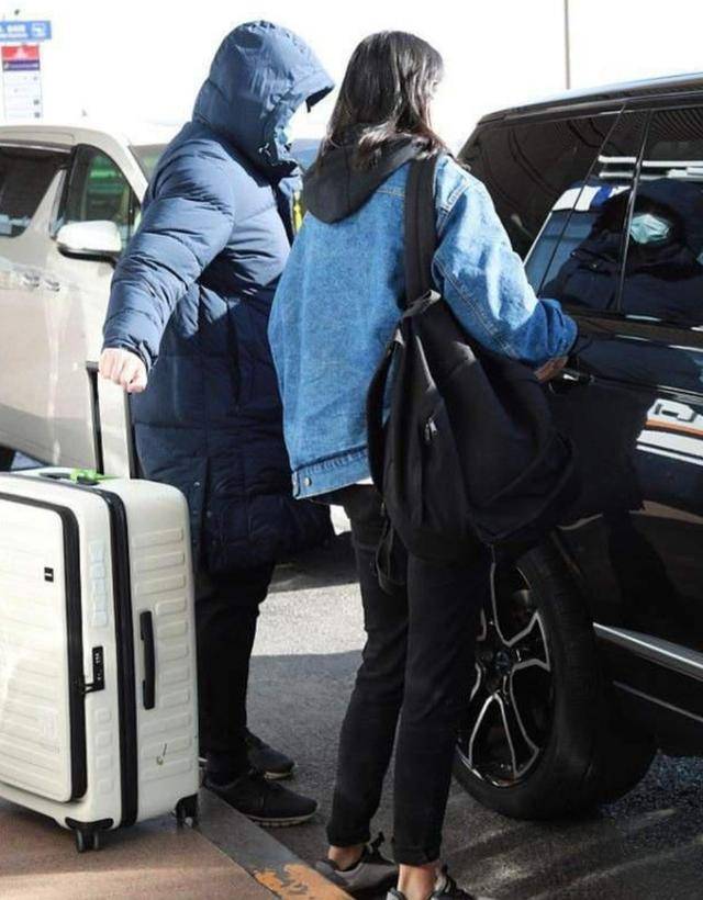 张梓琳与老公罕见同框二胎后迅速恢复身材身材只有老公的一半